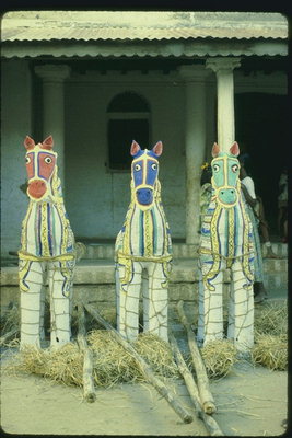 Скульптуры трём лошадям