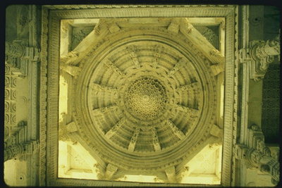 Древняя лепка на потолке святилища