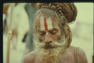 Мужчина с бородой и ритуальными рисунками на лбу