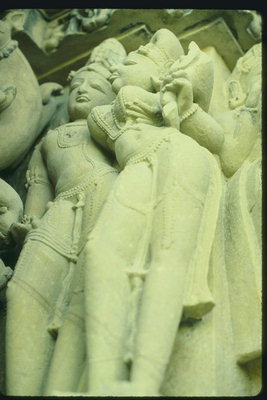 Скульптуры мужчин и женщин на стене храма