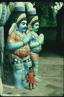 Скульптуры божеств у храма