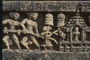 Древние скульптуры людей на стене храма