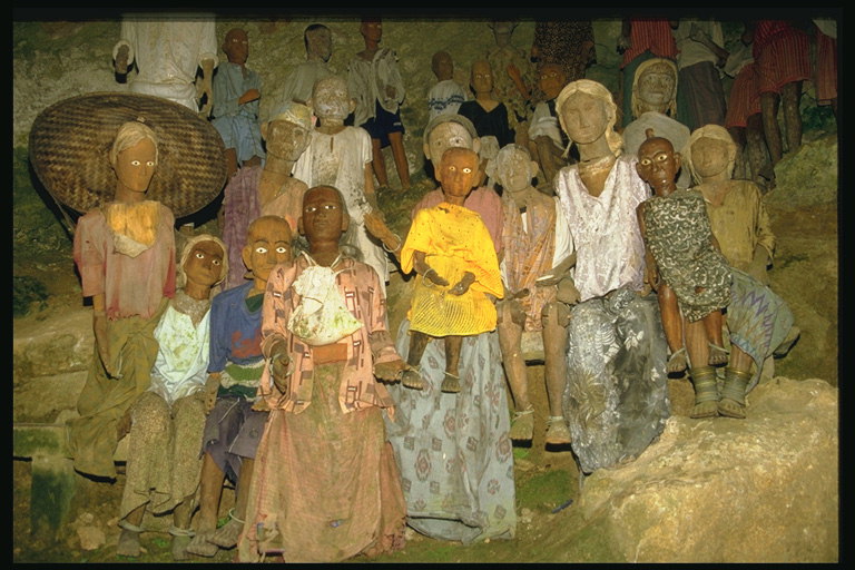 Скульптуры людей в пещере