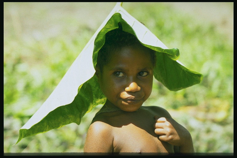 Девочка с листом растения на голове