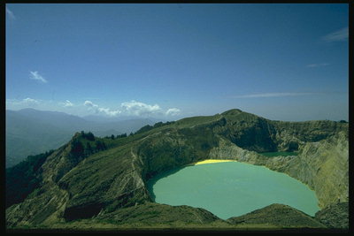 Кратер вулкана заполненный водой