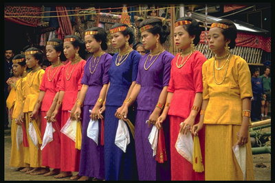 Группа девушек стоящих в нарядных костюмах