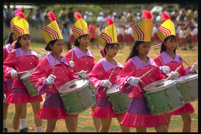 Девушки играющие на барабанах