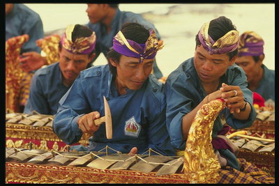 Мужчины играющие на национальном музыкальном инструменте