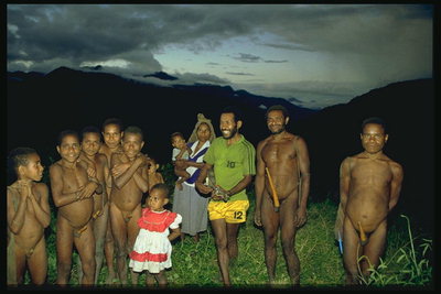 Группа людей стоящих ночью в поле