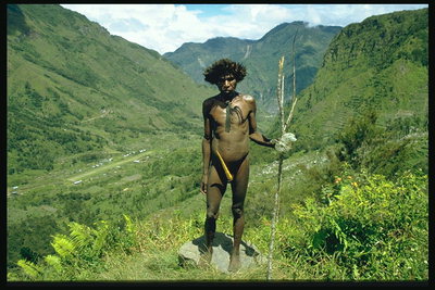 Мужчина племени стоящий на холме горы