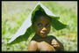Девочка с листом растения на голове