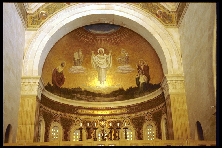 Стена собора с изображением сцены из библии 