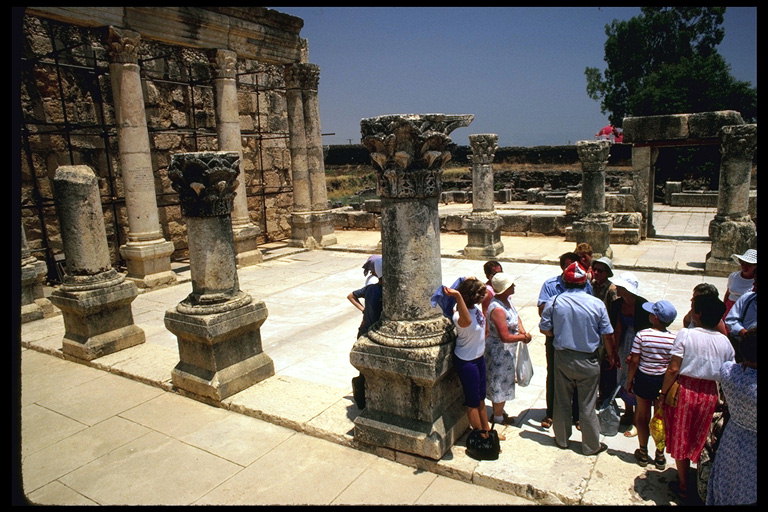Полуразвалившиеся колонны с туристами