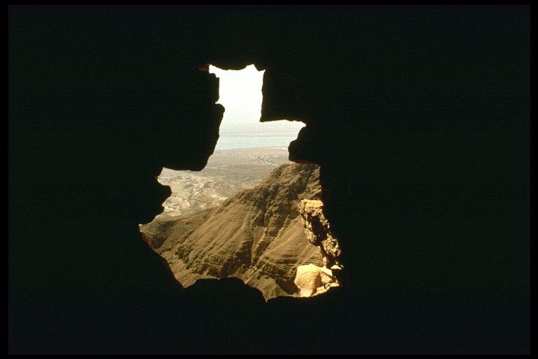 Пещера в скале. Вид на город сверху