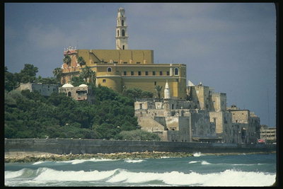 Древний замок на берегах океана