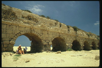 Полуразвалившаяся стена с арками в пустыне