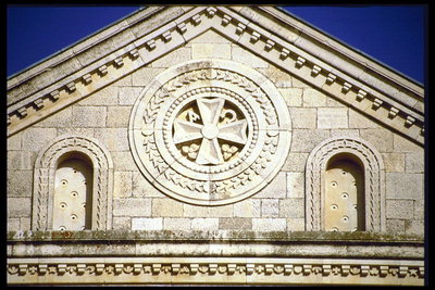 Крыша собора с крестом и лепниной 