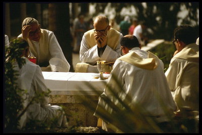 Священнослужители молятся на улице