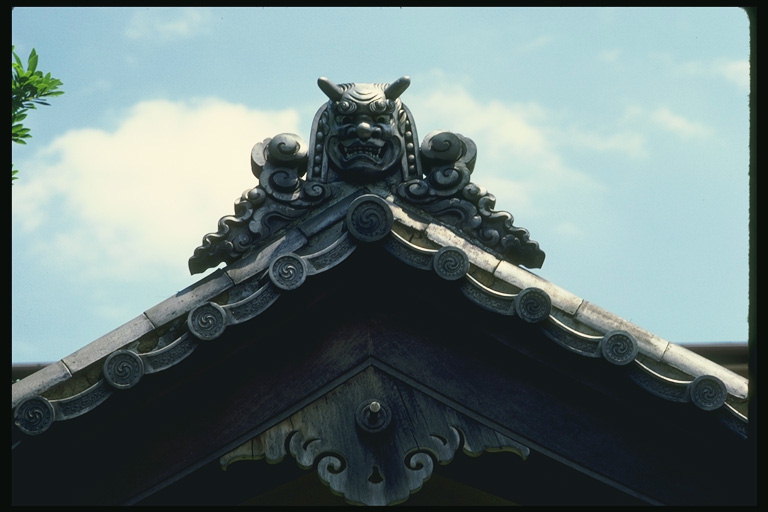 Изображения мифических существ на крыше дома