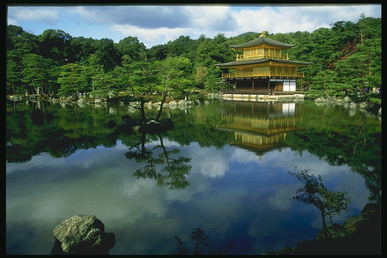 Японский домик у озера