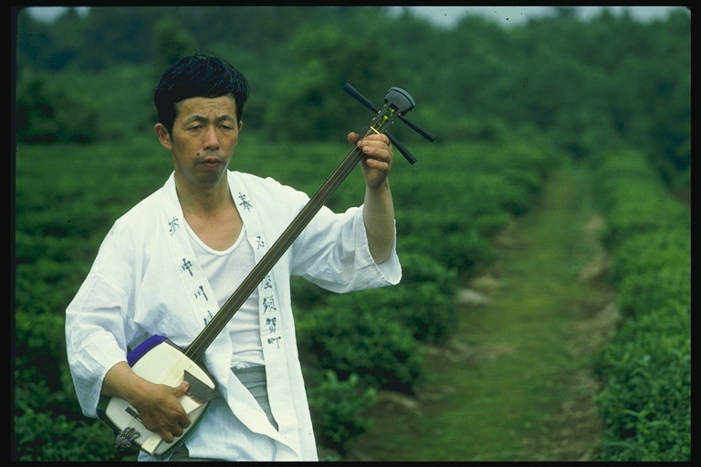 Японский мужчина играющий на музыкальном инструменте