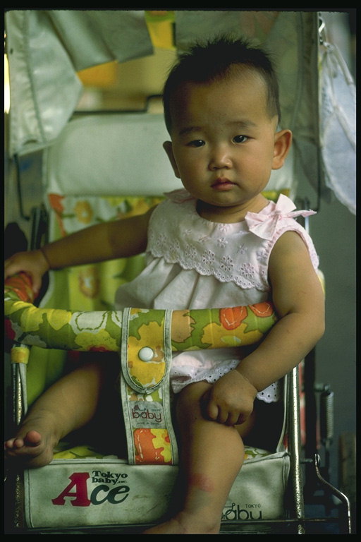 Ребёнок сидящий в коляске