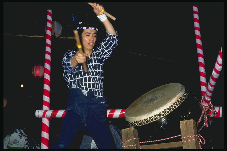 Японский мужчина играющий на музыкальном инструменте