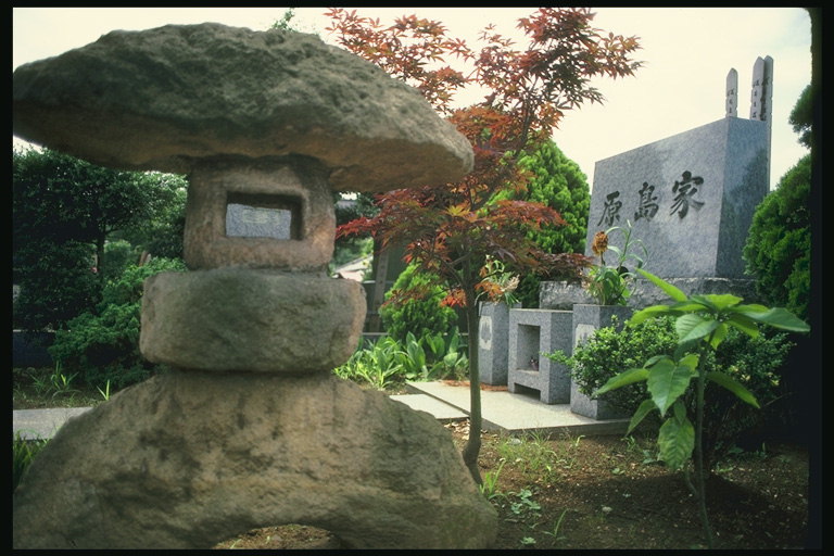 Большие камни представляют форму дома
