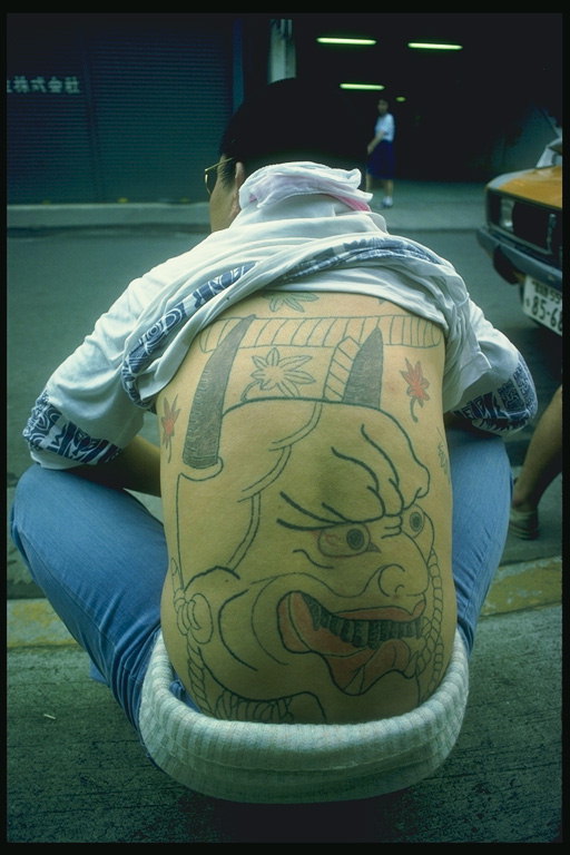 Татуировка на спине у мужчины