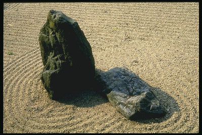 Скульптура в виде двух лежащих камней  