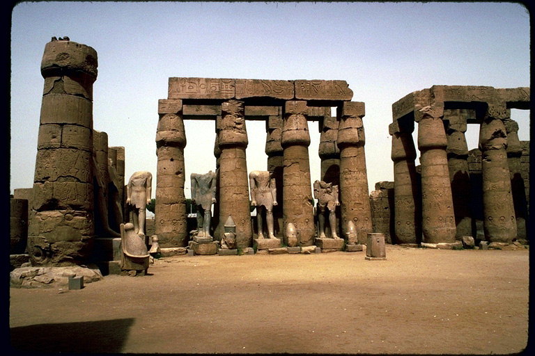 Columnas. Estatuas de los dioses