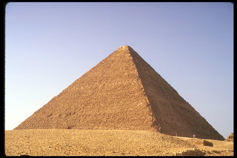 Пирамидата в пустинята