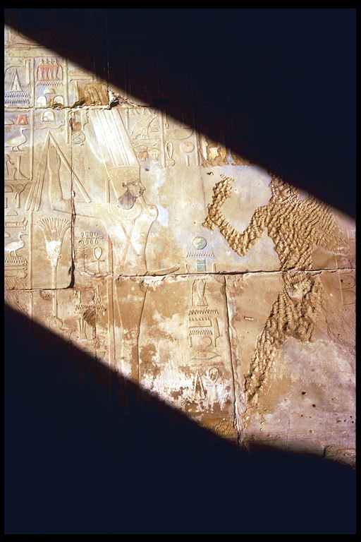 Zdjęcia starożytnych rytuałów na ścianie