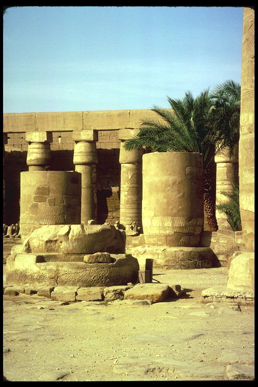 Caído columnas do santuario