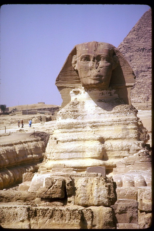 Sphinx na pozadí z pyramíd
