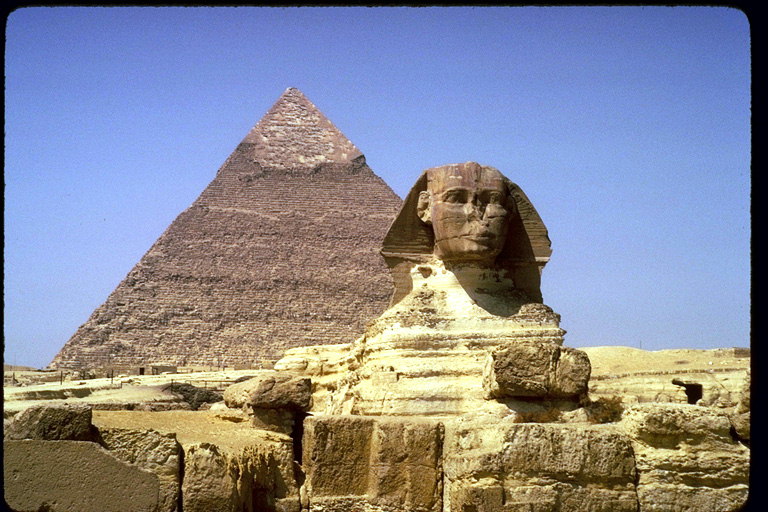 Güneşli bir gün. Sphinx bu piramit ve arka planda
