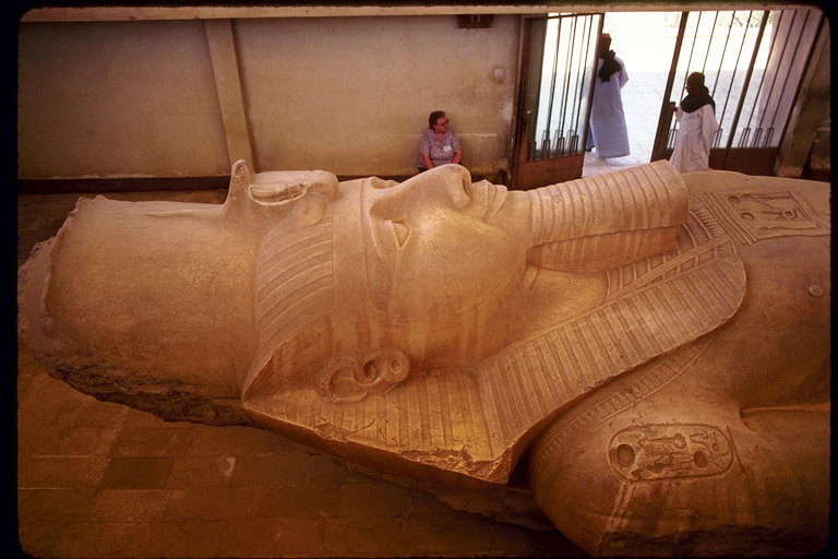 Голова скульптуры фараона