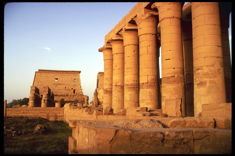 Колоны здания древнего города