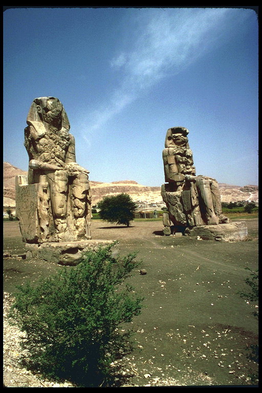 Две скульптуры древним божествам у стен города