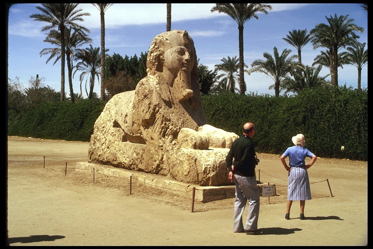 Каменная скульптура фараона
