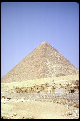 砂漠のピラミッド