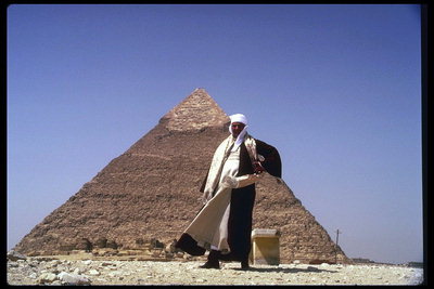 Bedouins om bakgrunden av pyramiden