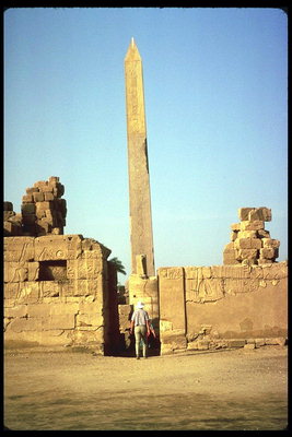 Torenhoge obelisk van de oude cultuur