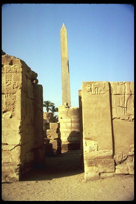 Aukštas obeliskas senovės