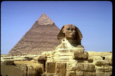 Día soleado. Sphinx en el fondo de la pirámide