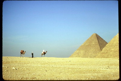 Пустыня. Пирамиды. Два человека на верблюдах