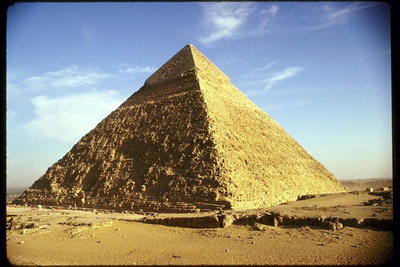 Пирамида под лучами яркого солнца
