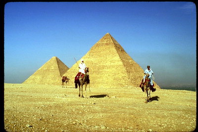Люди на верблюдах у пирамид