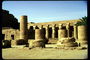 Полуразвалившиеся колонны древнего здания