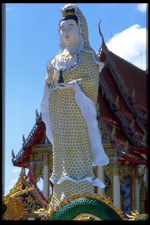 Statuia de femei înainte de templu